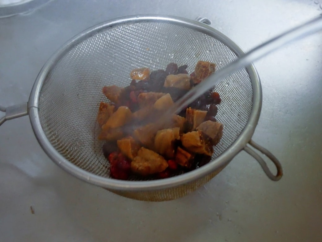 ドライフルーツに熱湯をかける