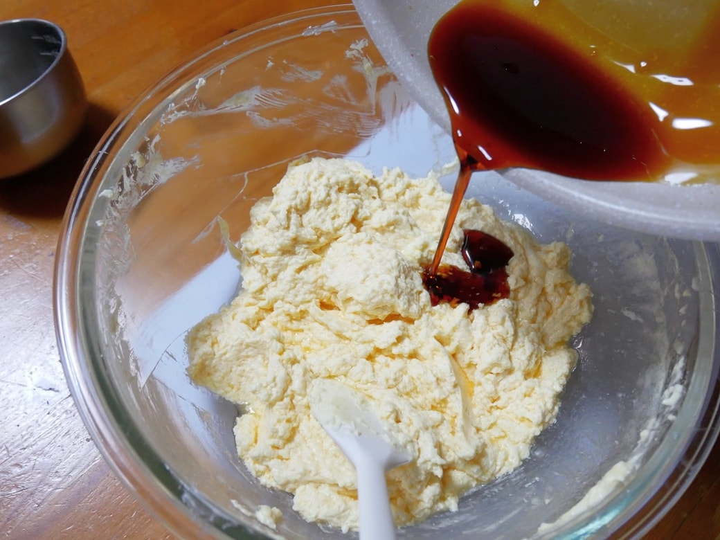 カラメルソースを混ぜるところ