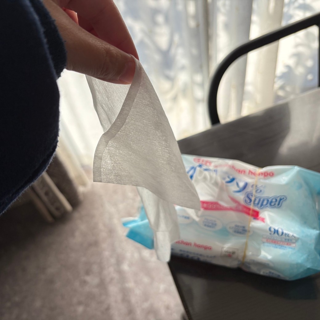ウェットティッシュを取り出しているところ