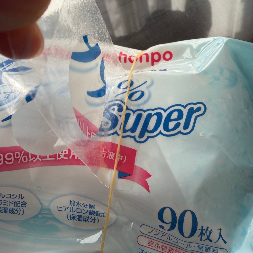 輪ゴムをウェットティッシュにつけているところ