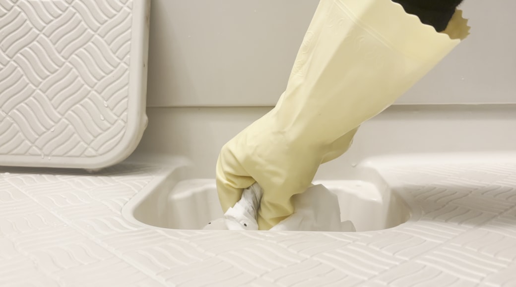 排水口のゴミを取り除く