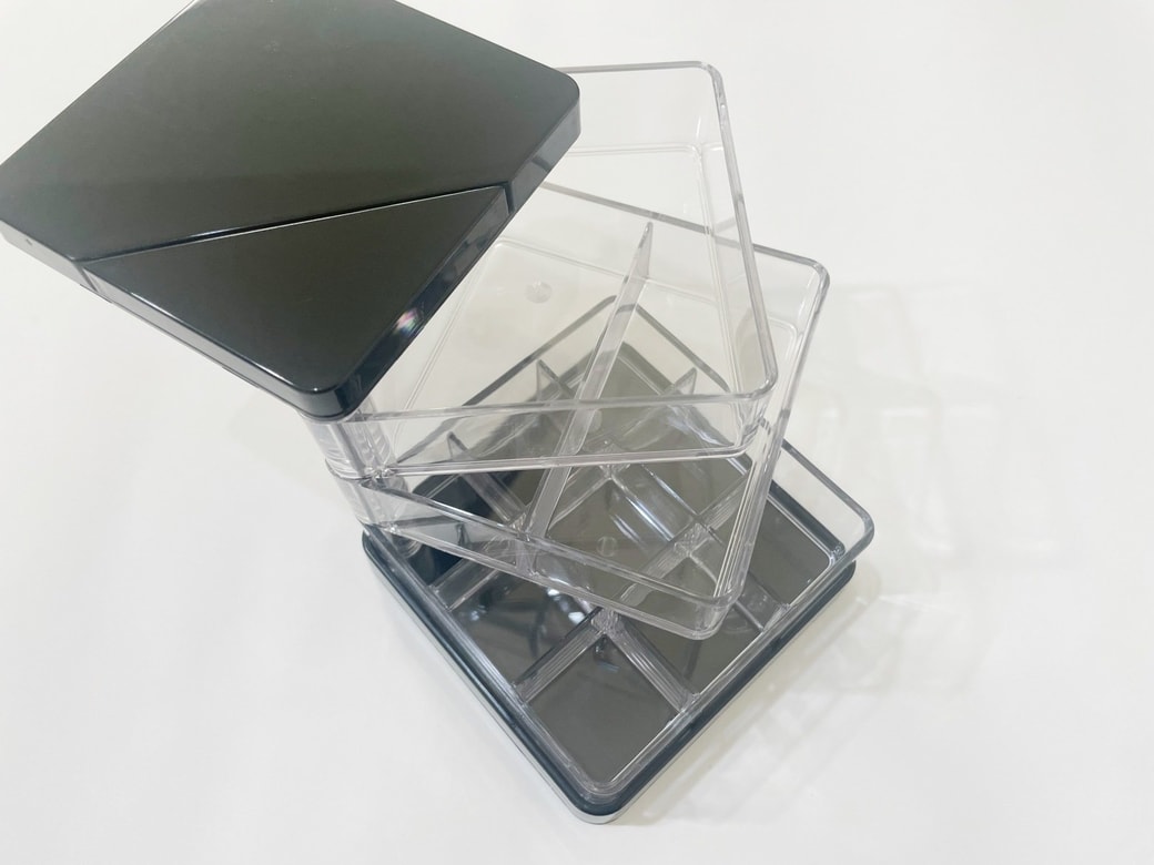 仕切りが異なる3段の引き出し