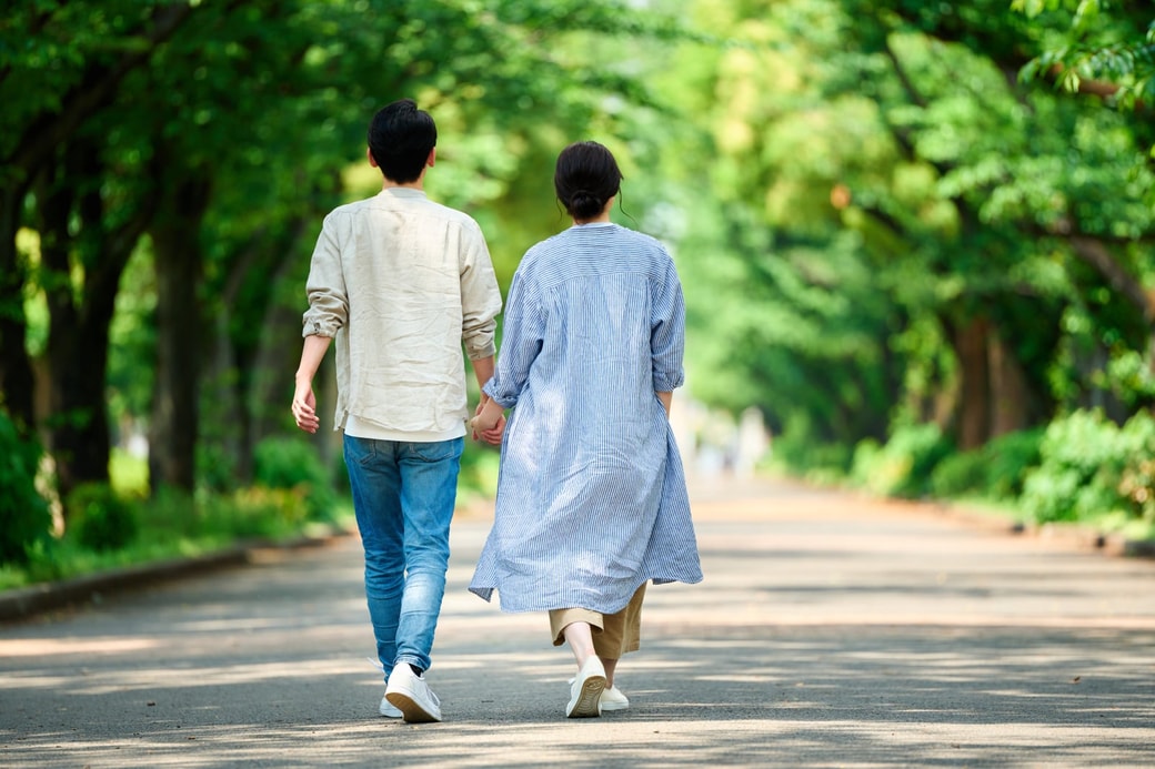 歩く夫婦