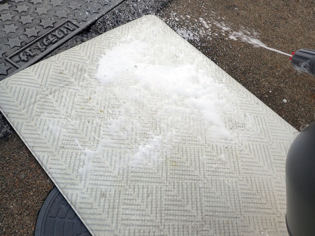 食器用洗剤を噴射