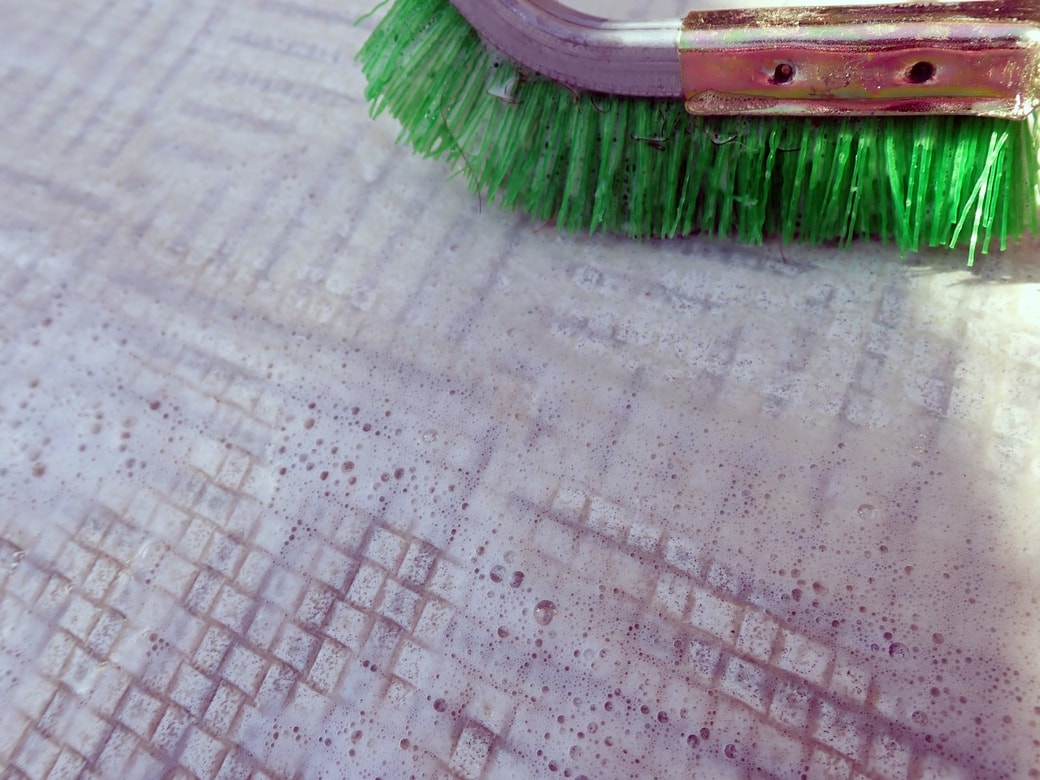 ブラシでこする