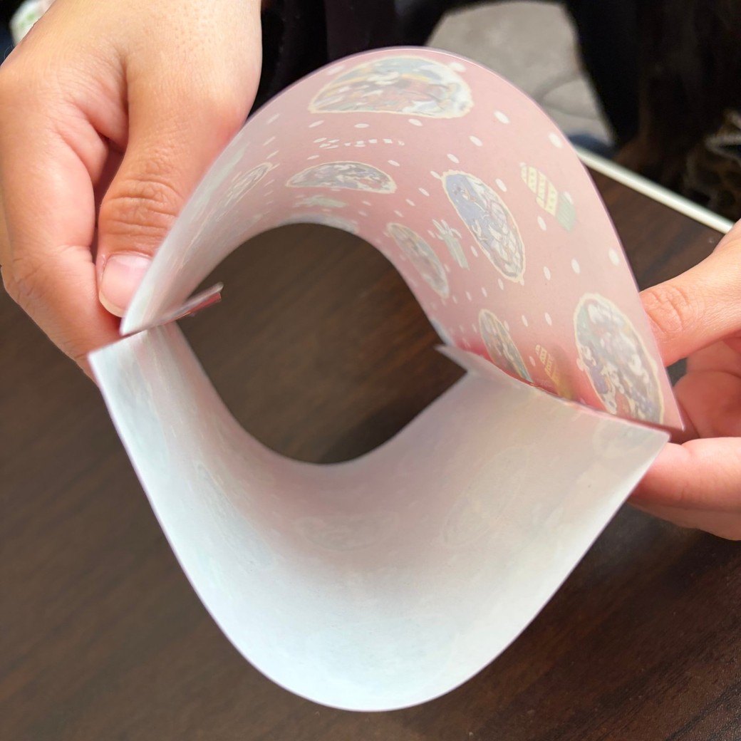 折り紙2枚をのりで合わせたところ