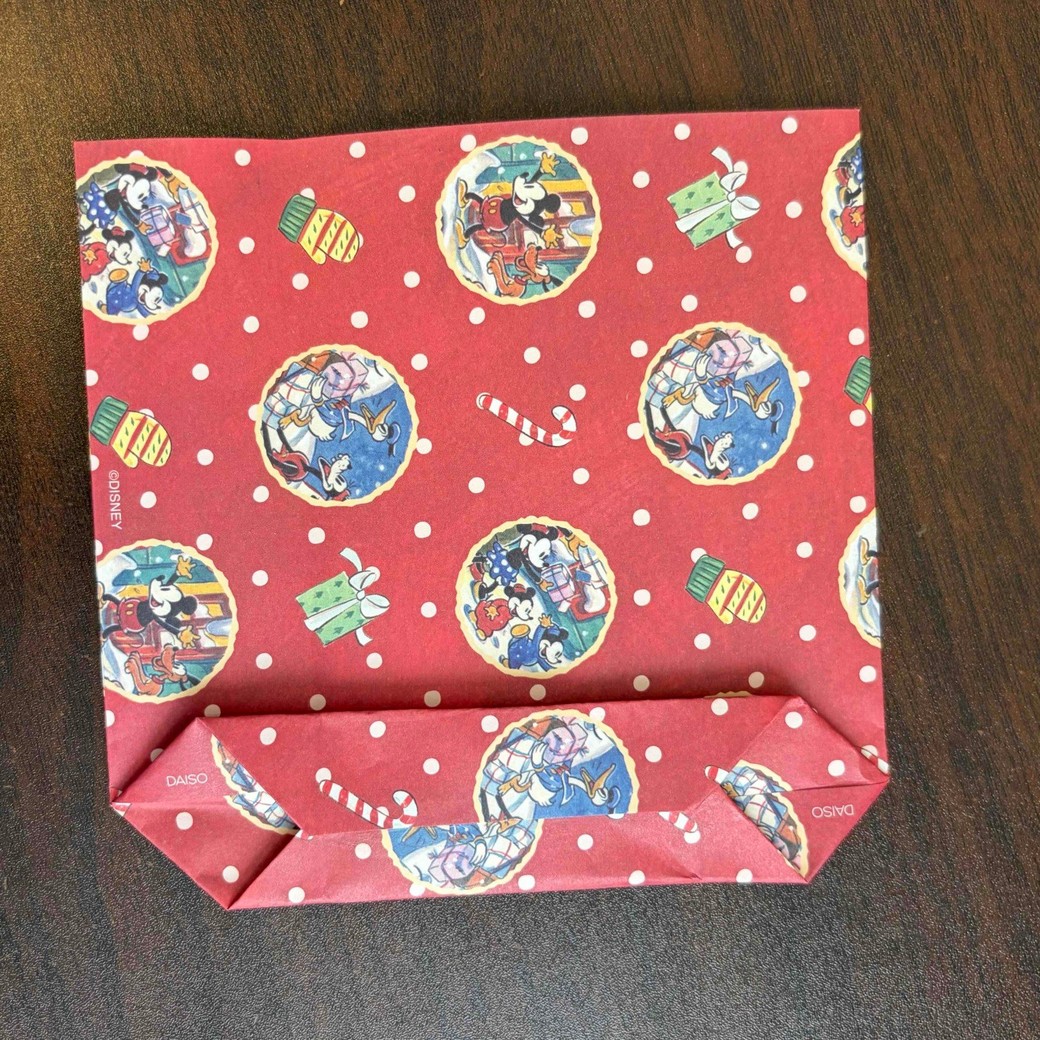 真ん中にむけて折っているところ