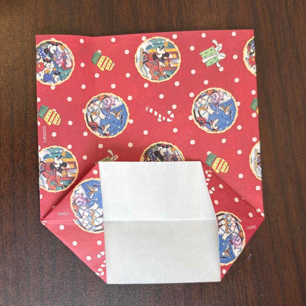 開いて三角に折っているところ