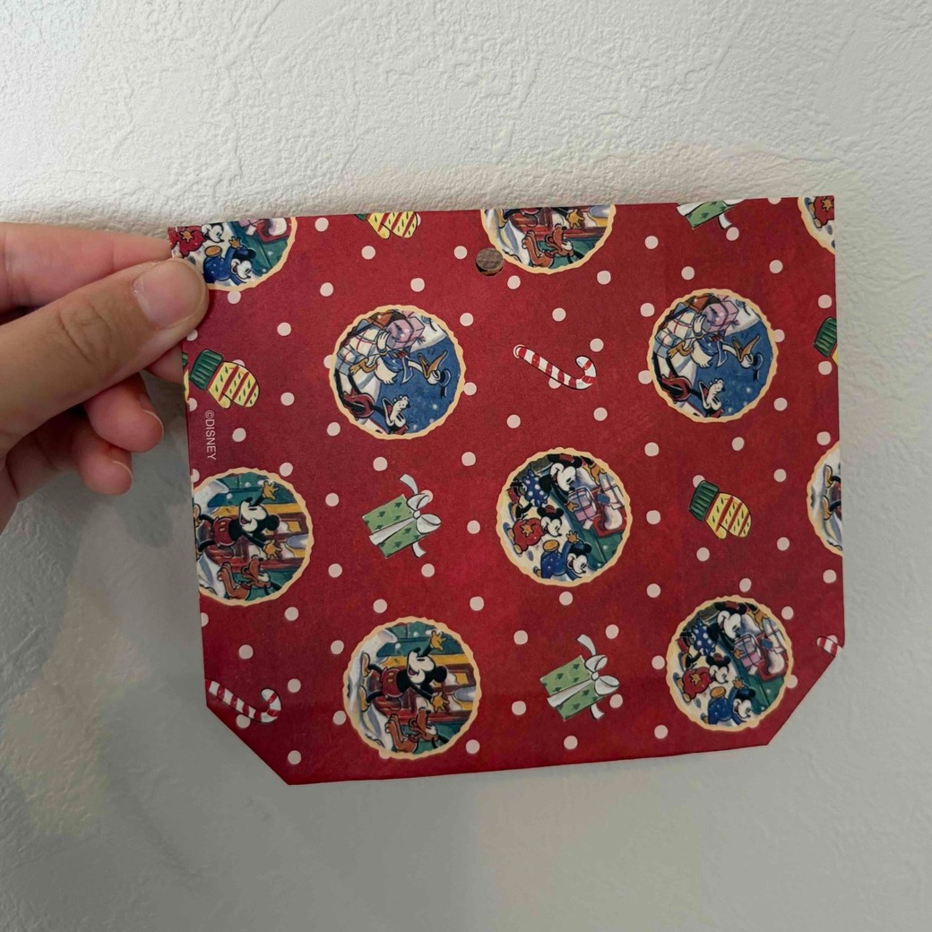 上に穴をあけているところ