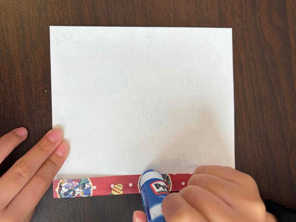 折り紙を1cmくらい折ったところ