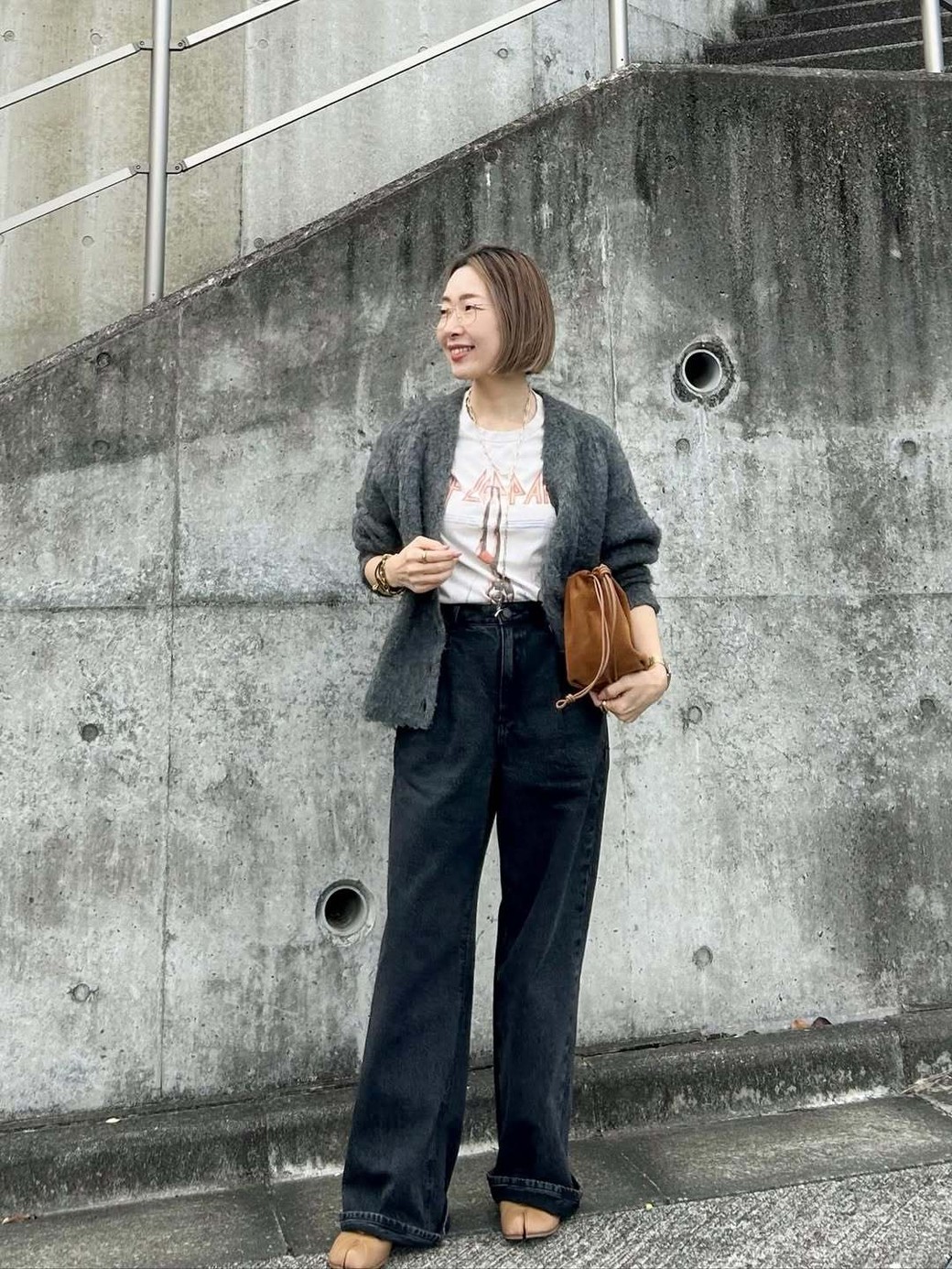 質感のかわいいもこもこカーデは、コンパクトなシルエットを選ぶのが正解。