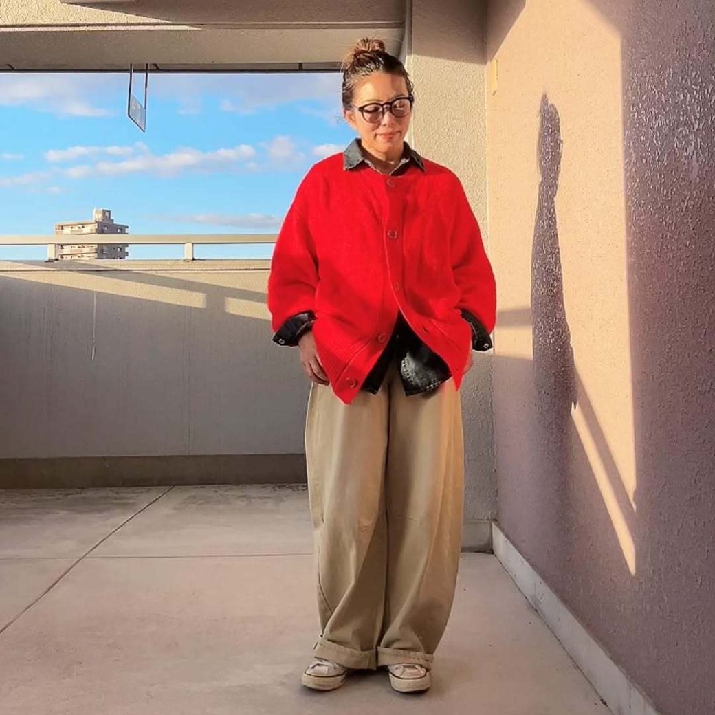 ニットカーデ×シャツは簡単におしゃれ見えするテク。