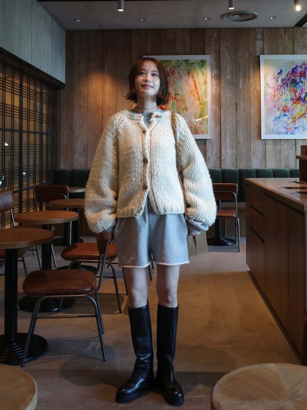 大人がミニ丈をはくときは、ボリュームのあるニットで全身のバランスをまとめて。