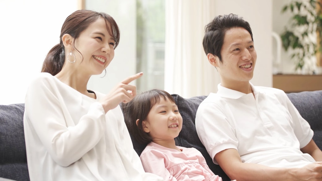 映画を見る家族