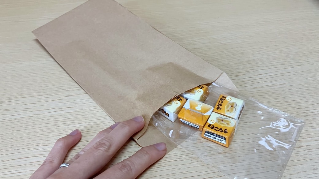 茶封筒にお菓子を入れている様子