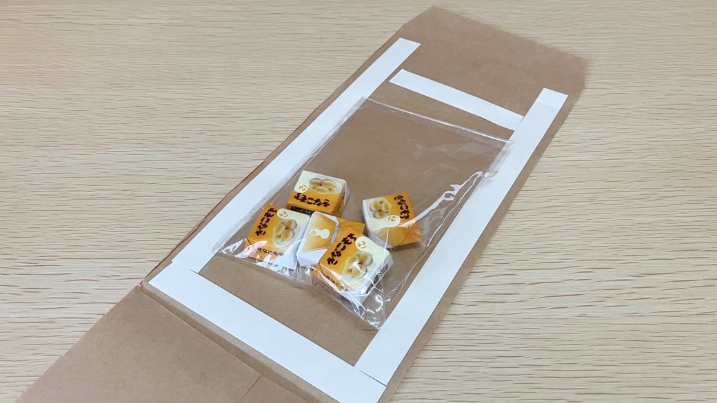 茶封筒に両面テープを貼り付ける