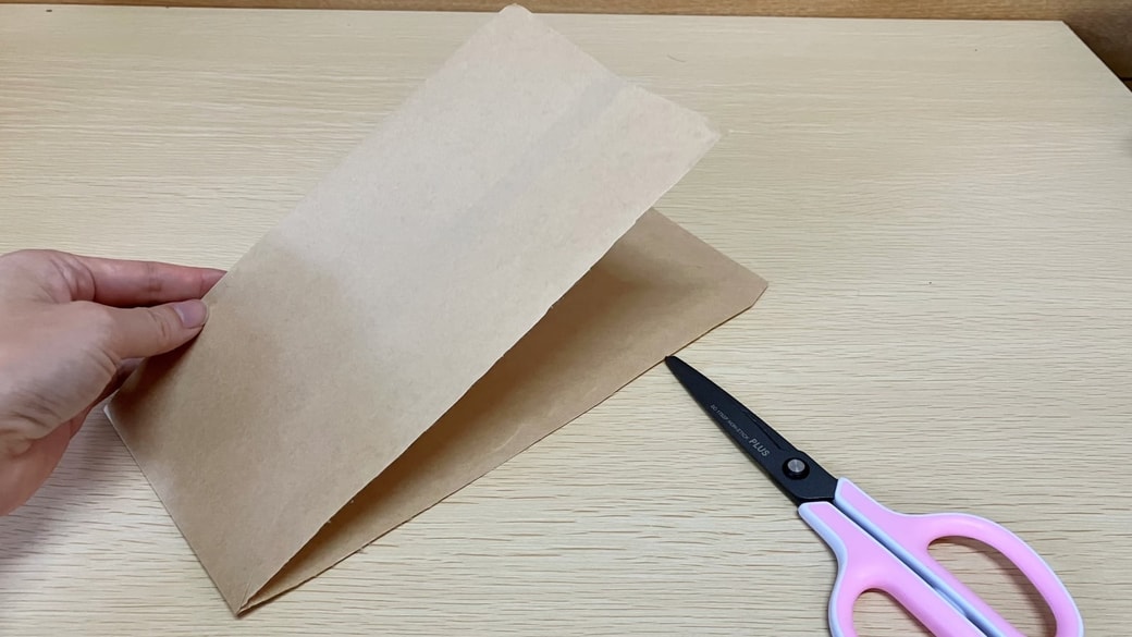 茶封筒の両サイドをカット