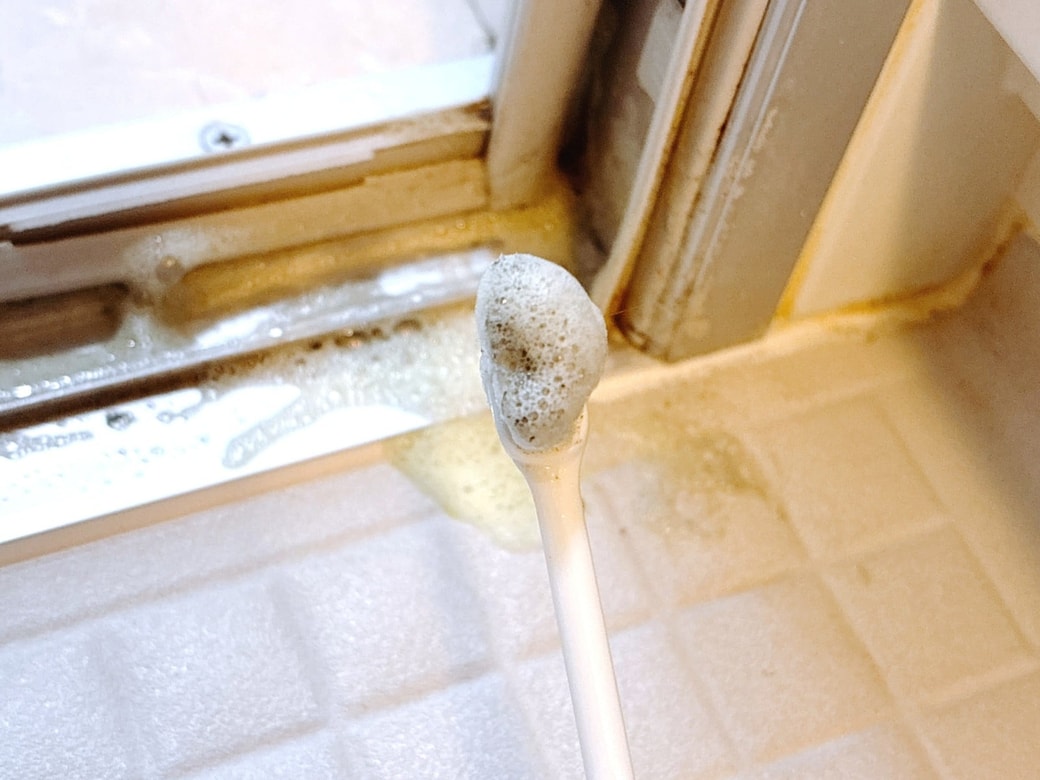 汚れが付着した歯ブラシ