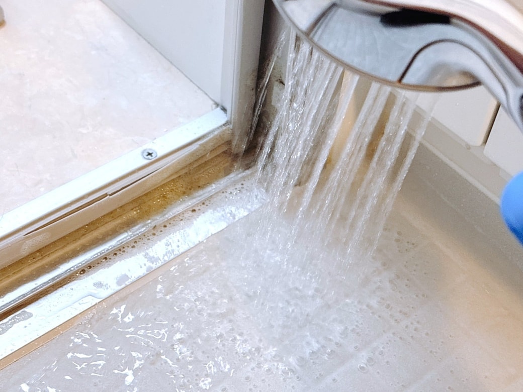 バスマジックリンと汚れを水で洗い流す