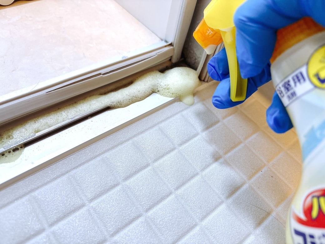 ドアレールにバスマジックリンをかける