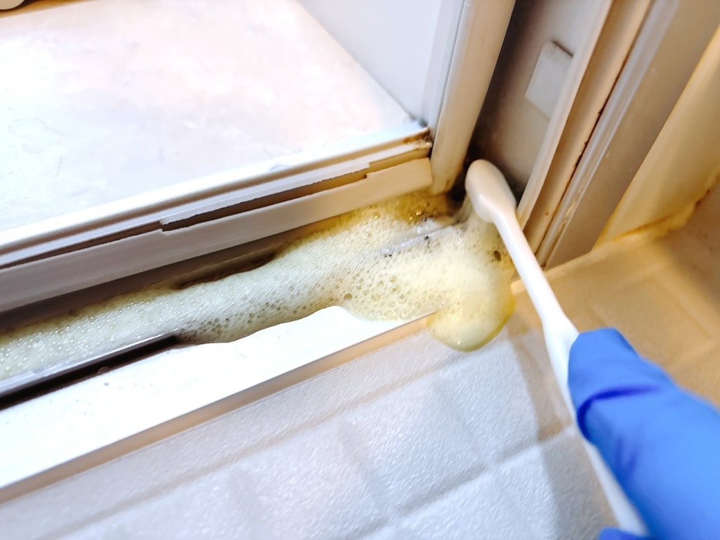 歯ブラシで汚れをこすり落とす