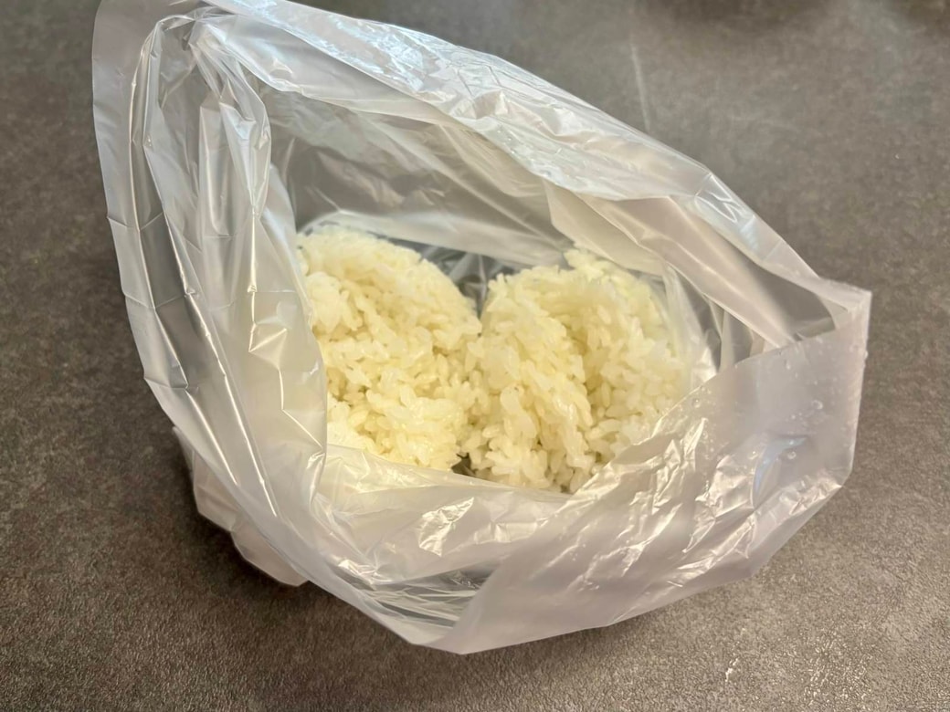 ご飯を入れる