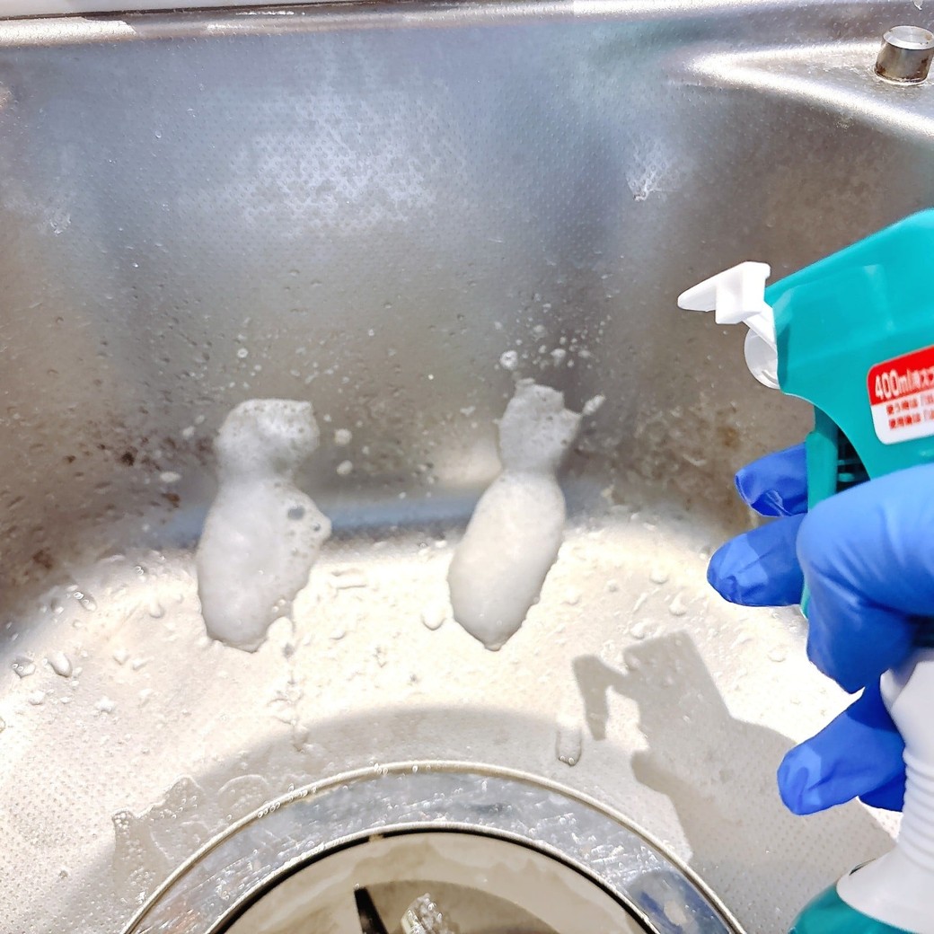 キッチン泡ハイターをかける