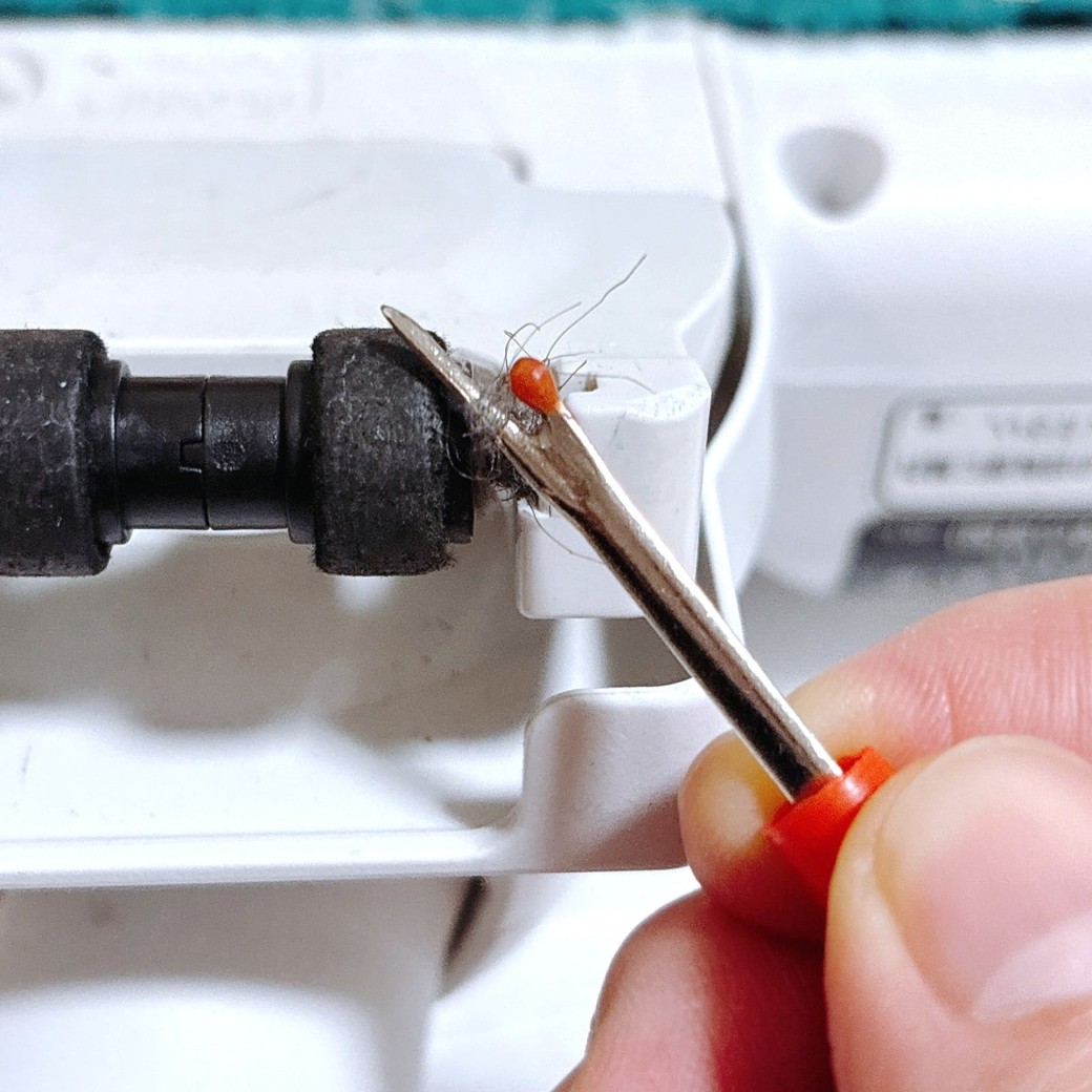 髪の毛にリッパーを差し込む