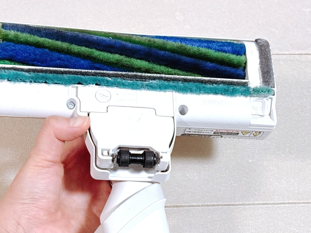 車輪に髪の毛が絡まっている掃除機ヘッド