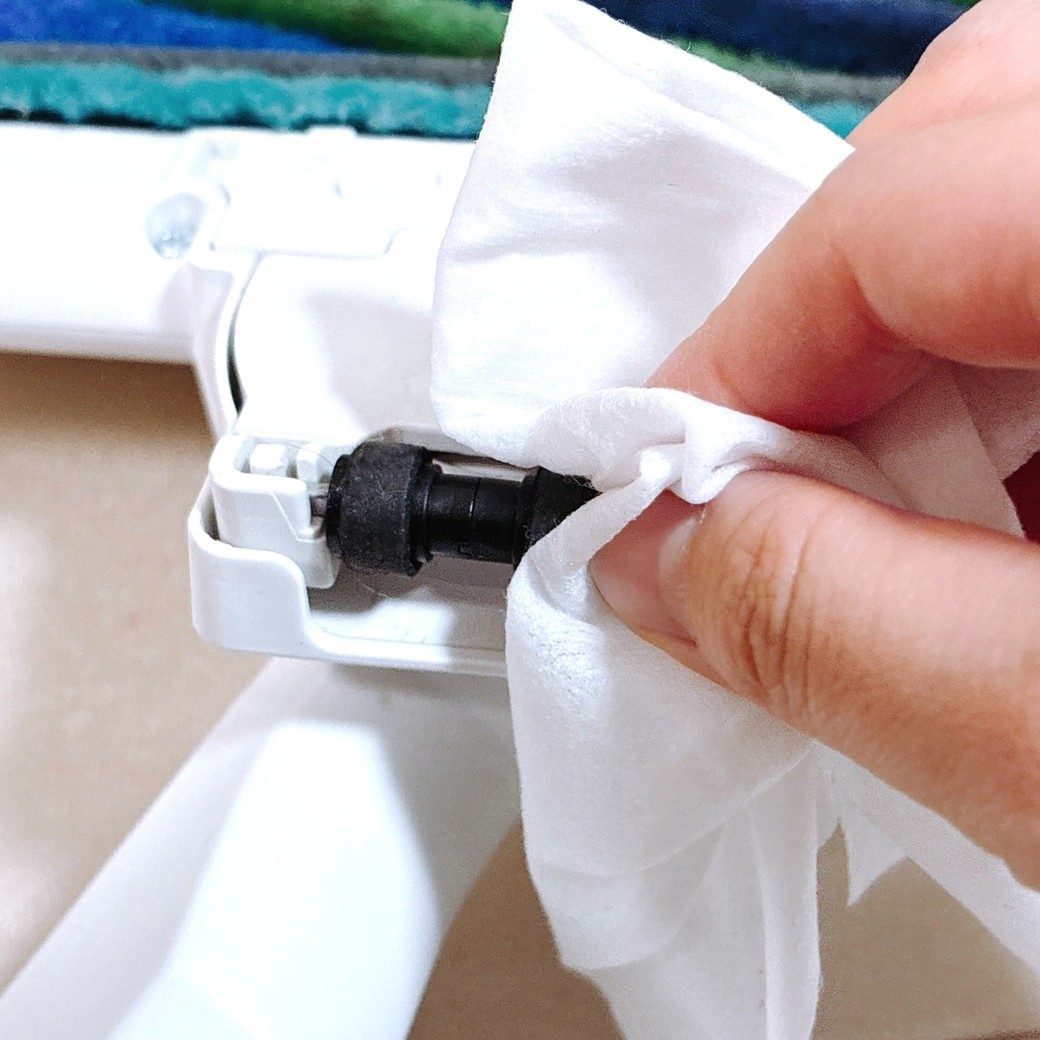 ウェットティッシュで拭き取る