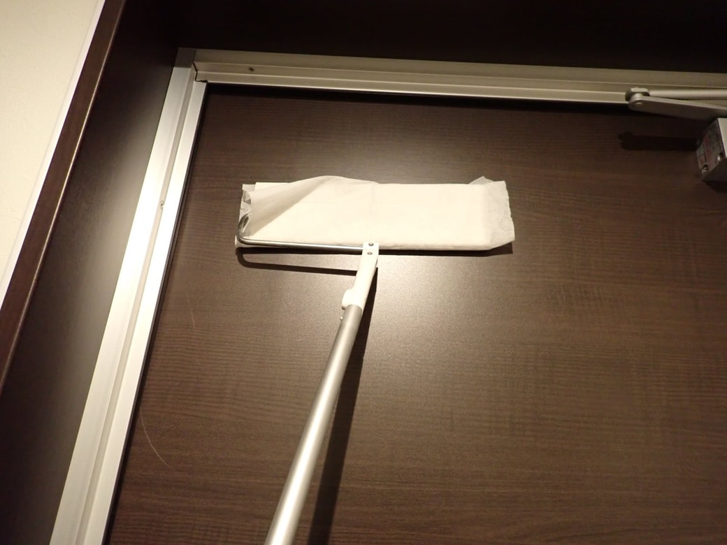 クイックルワイパーでほこりとり