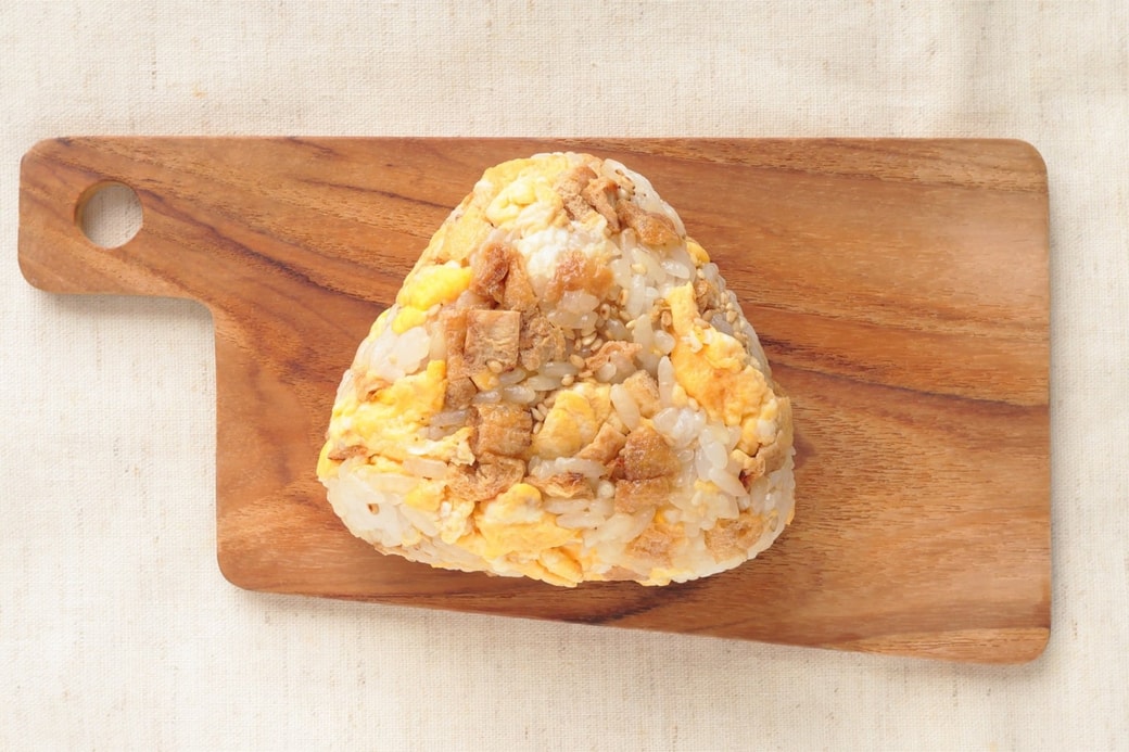 「油揚げとたまごのおにぎり」