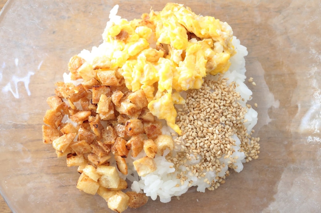 「油揚げとたまごのおにぎり」