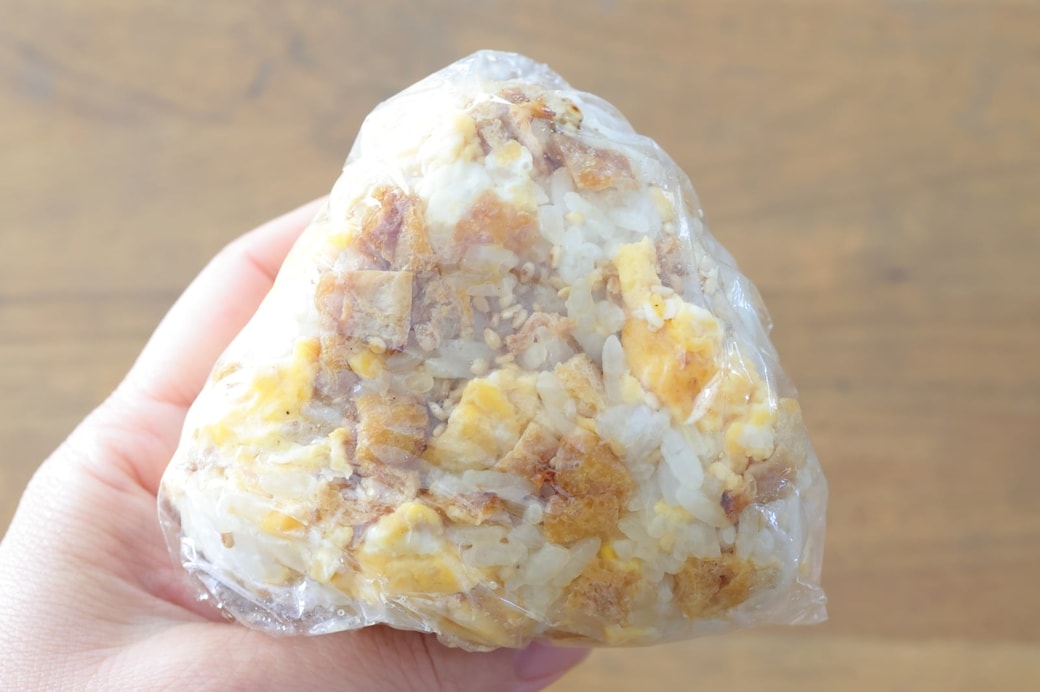 「油揚げとたまごのおにぎり」