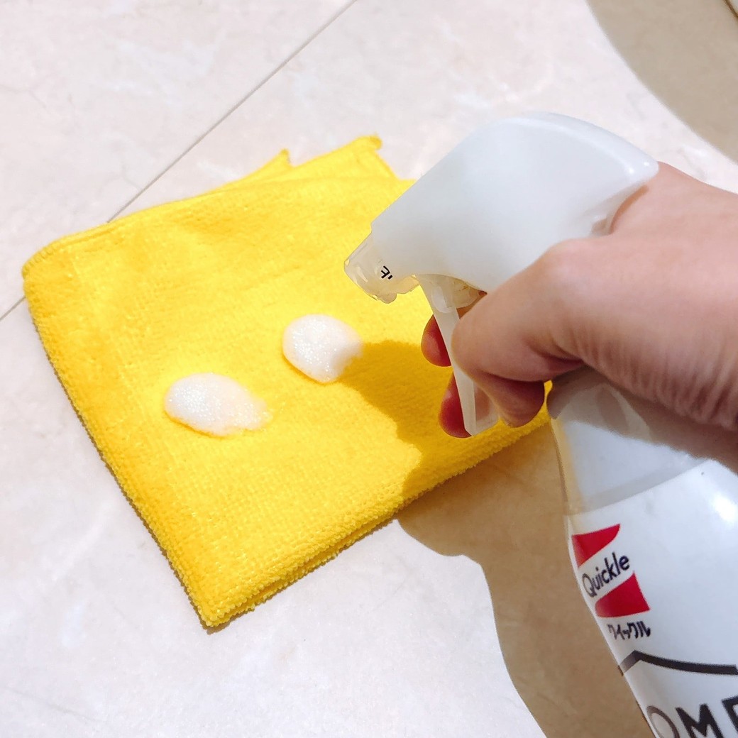 マイクロファイバークロスにクイックルホームリセットをスプレーする