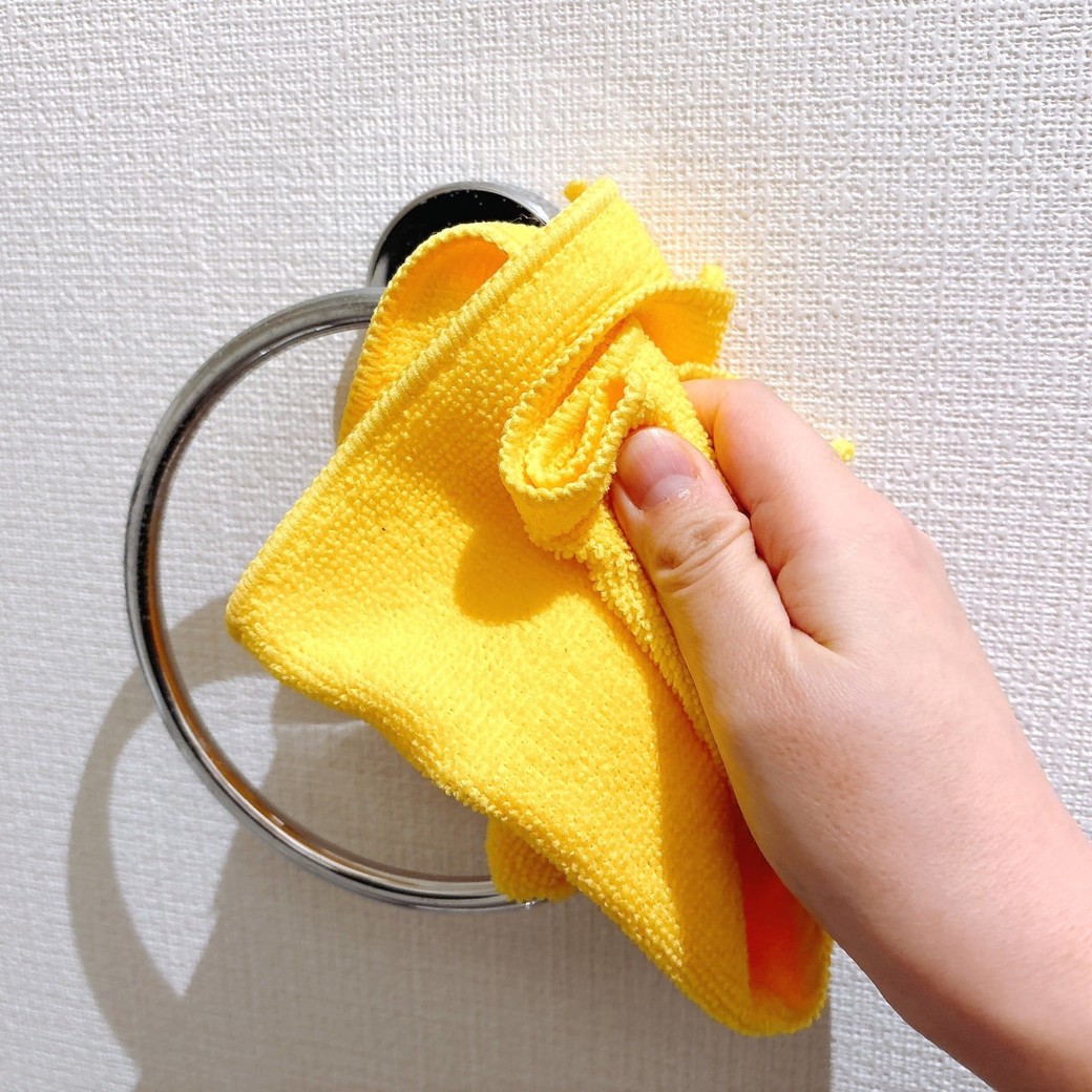 タオルハンガーをくまなく拭く