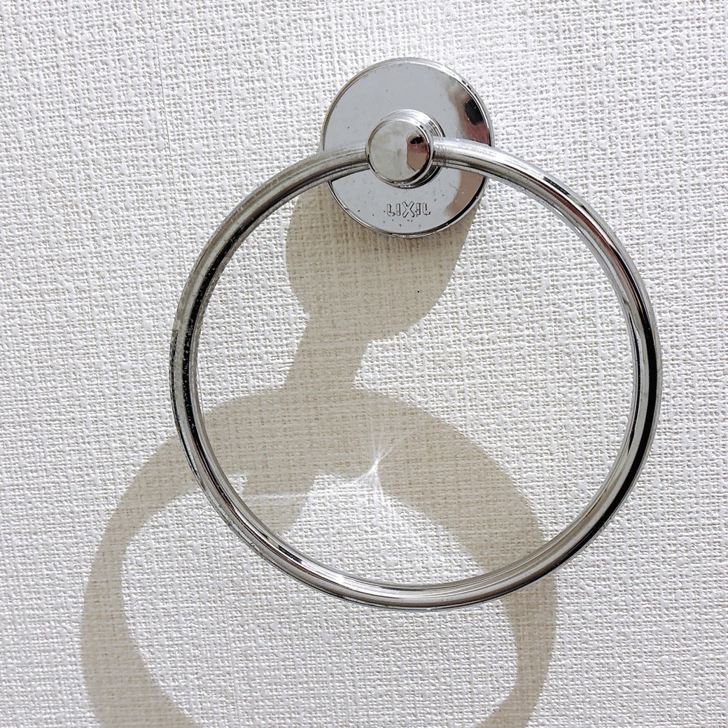 白い斑点が付いたタオルハンガー