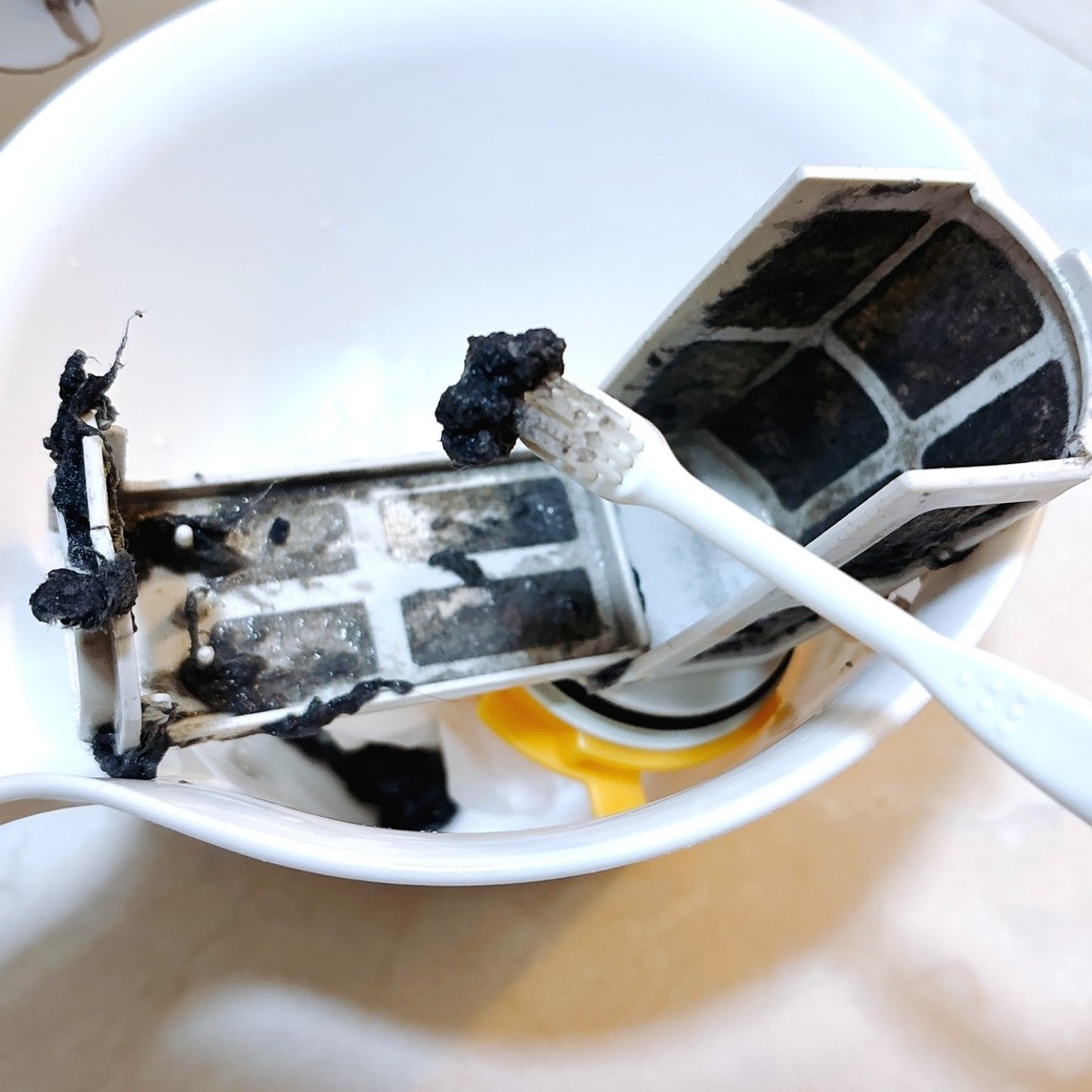 大きな汚れを歯ブラシで取り除く