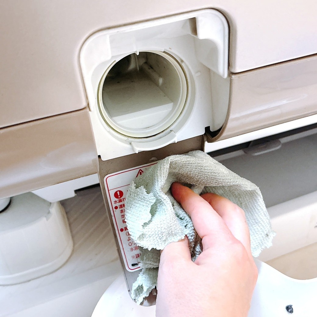 ウタマロクリーナーと布で拭き掃除する