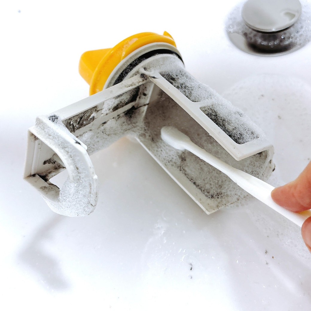 残った汚れを歯ブラシで落とす