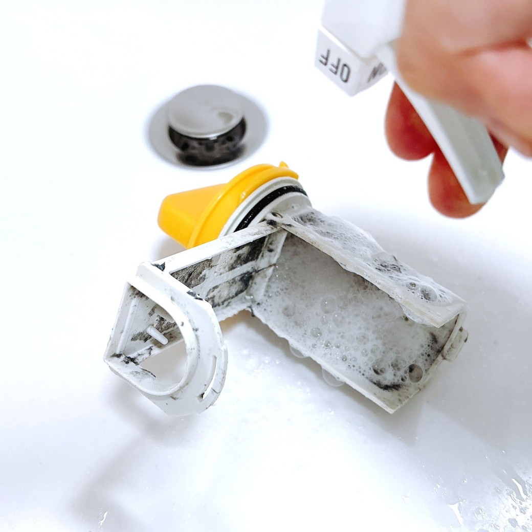 異物トラップにウタマロクリーナーをスプレーする