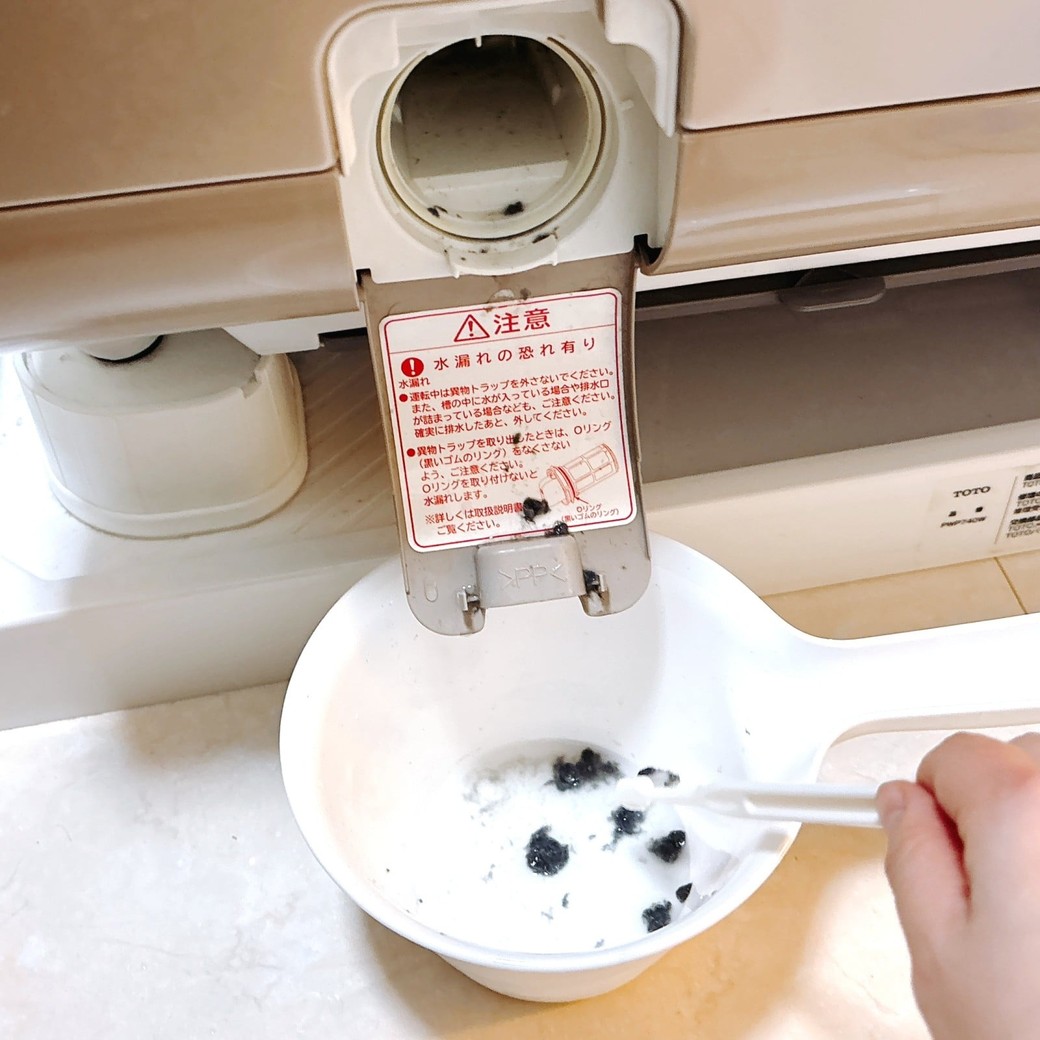 差し込み口から出てきた汚れ