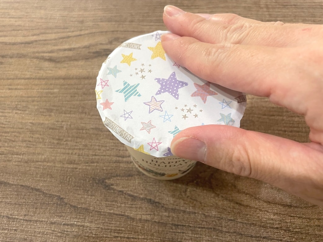 フチに合わせて貼る