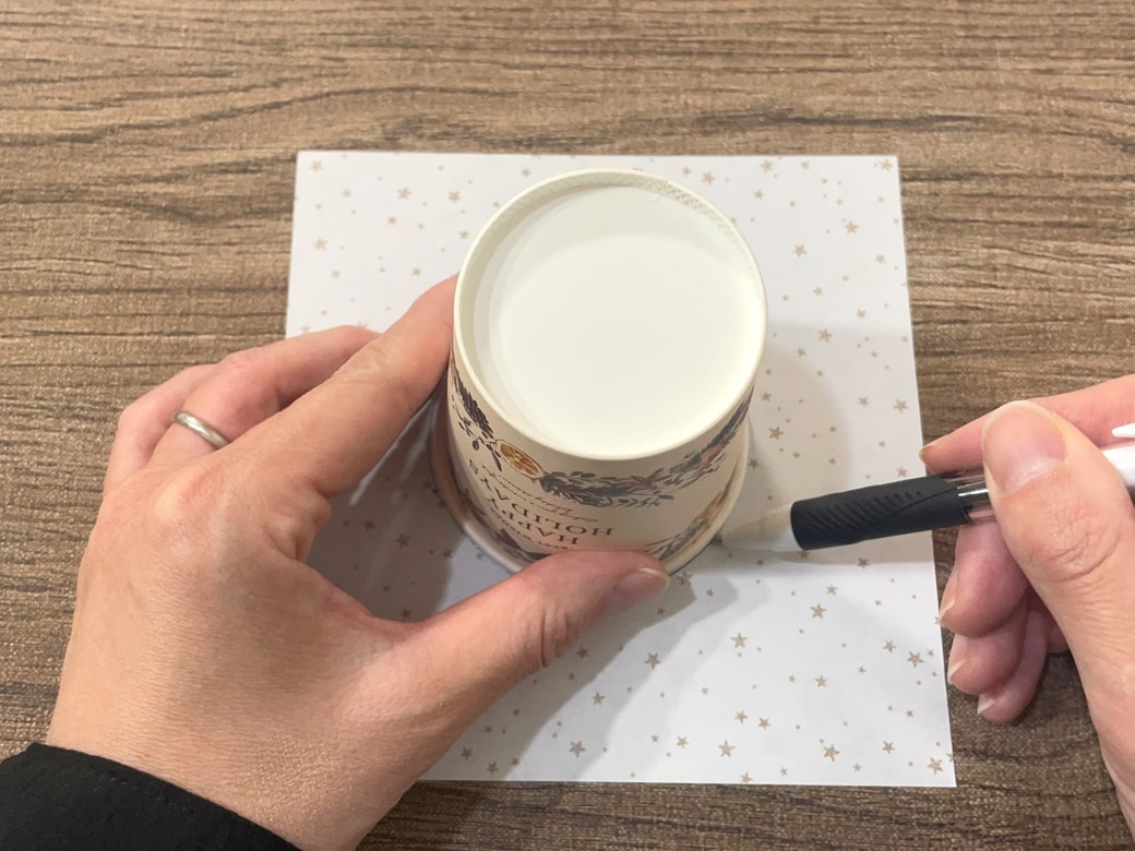 口の外周をなぞる