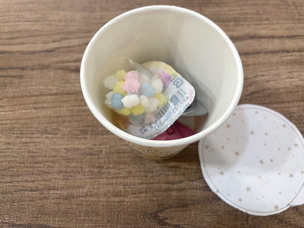 紙コップにお菓子を入れる