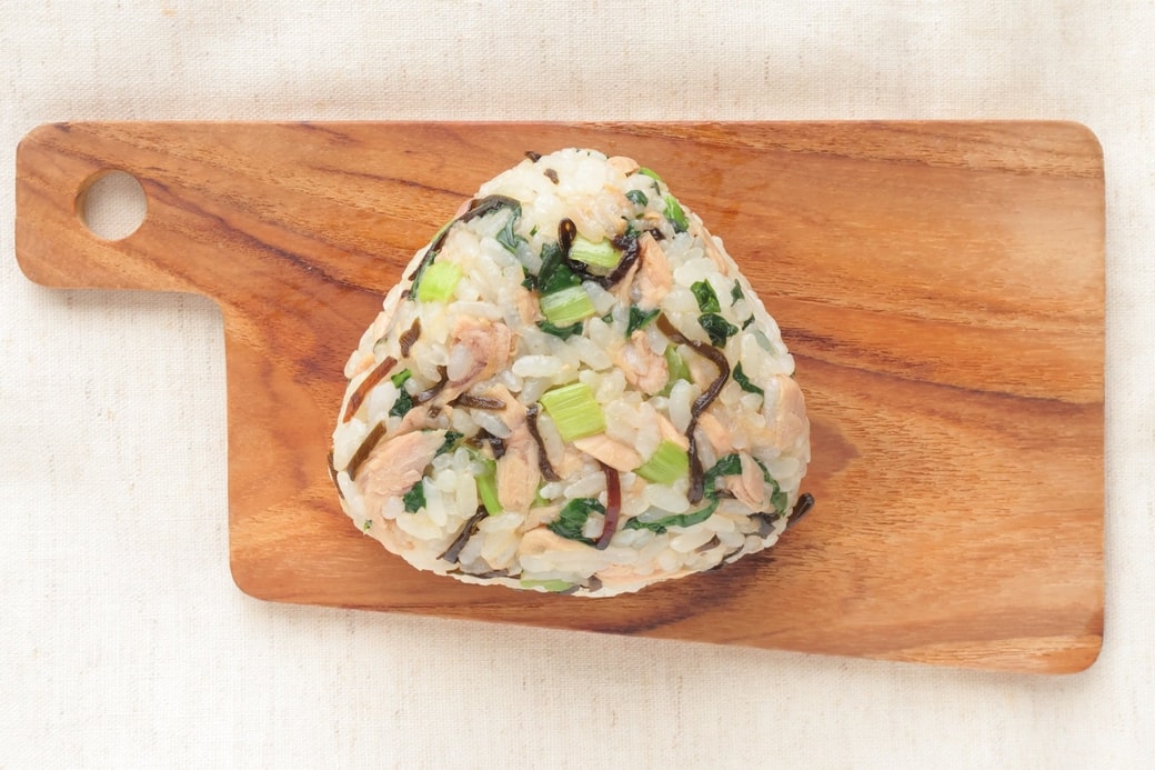 「小松菜とツナのこんぶおにぎり」