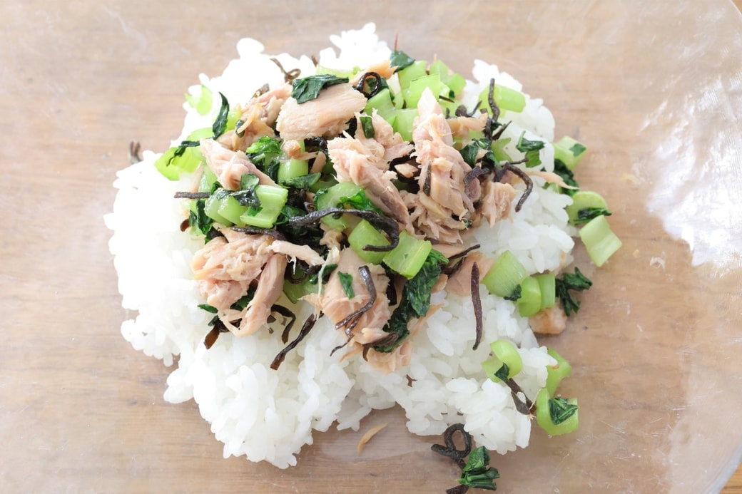 「小松菜とツナのこんぶおにぎり」