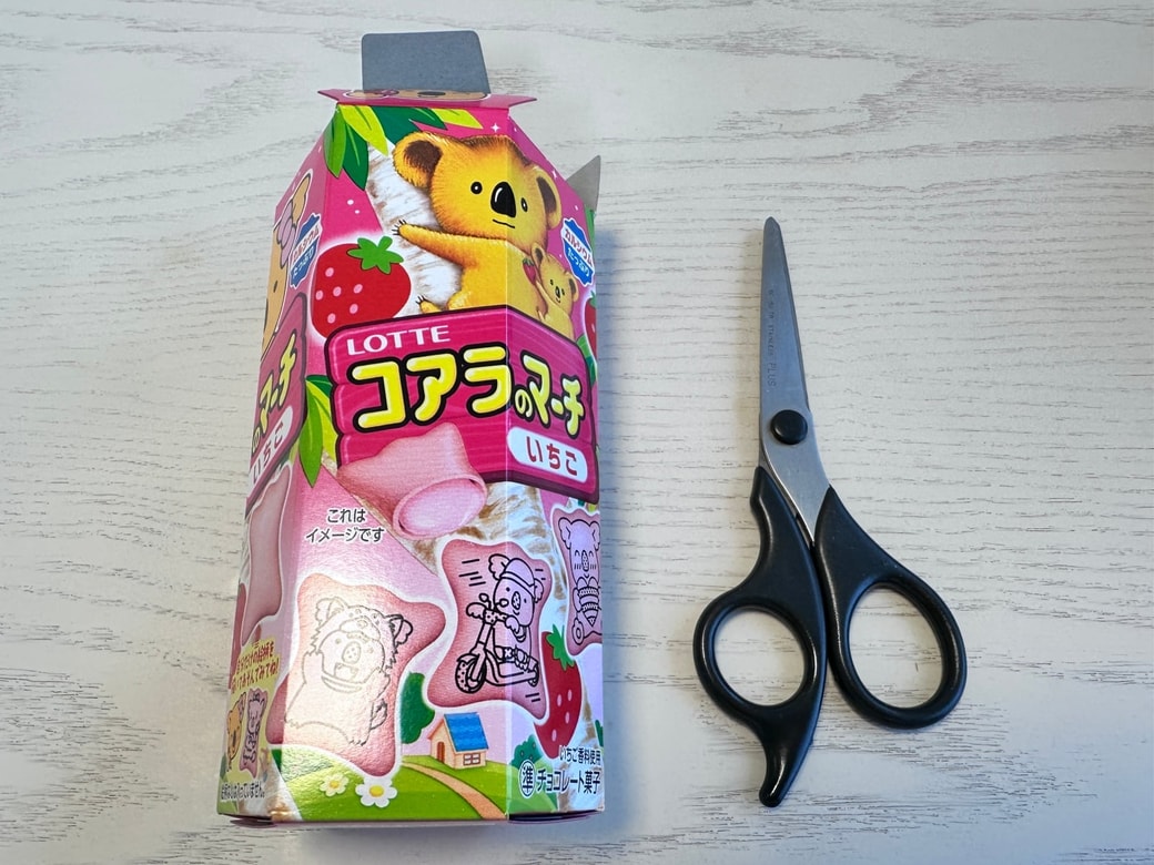 空き箱とハサミ