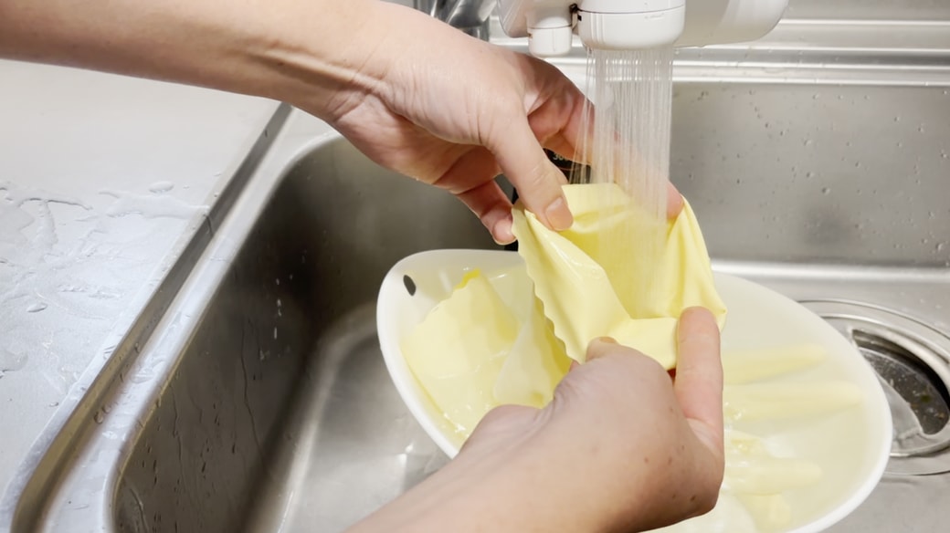 ゴム手袋の中に水を入れる