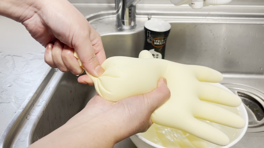 手袋の指先を出す